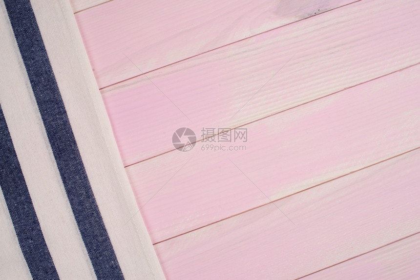 蓝色条纹毛巾在木制桌子的表面上图片