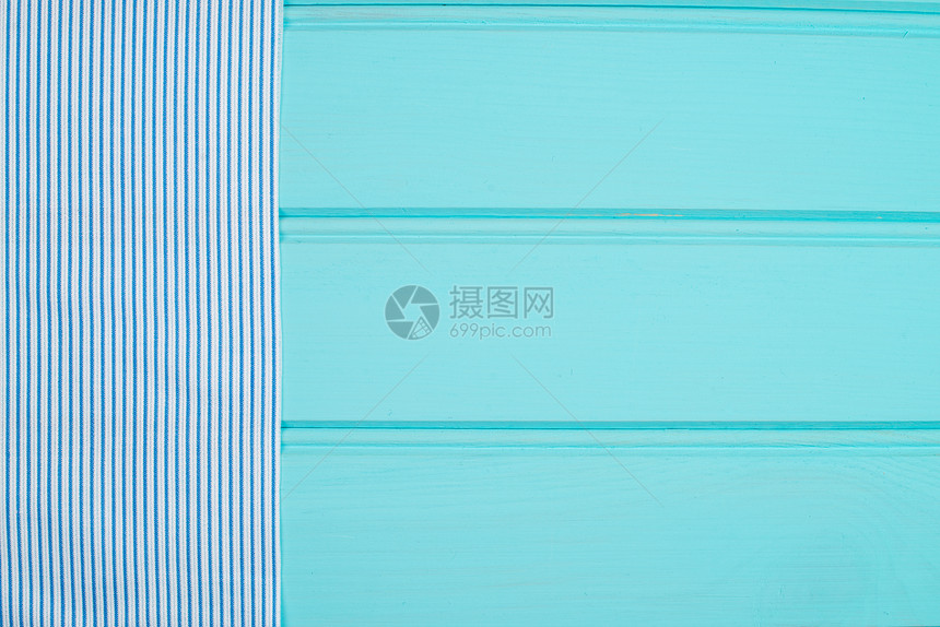 蓝毛巾和白在木制桌子的表面图片