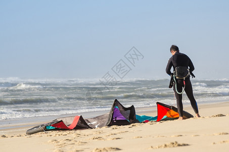 Kitesurfer在海滩美丽的日落上准备了设背景图片