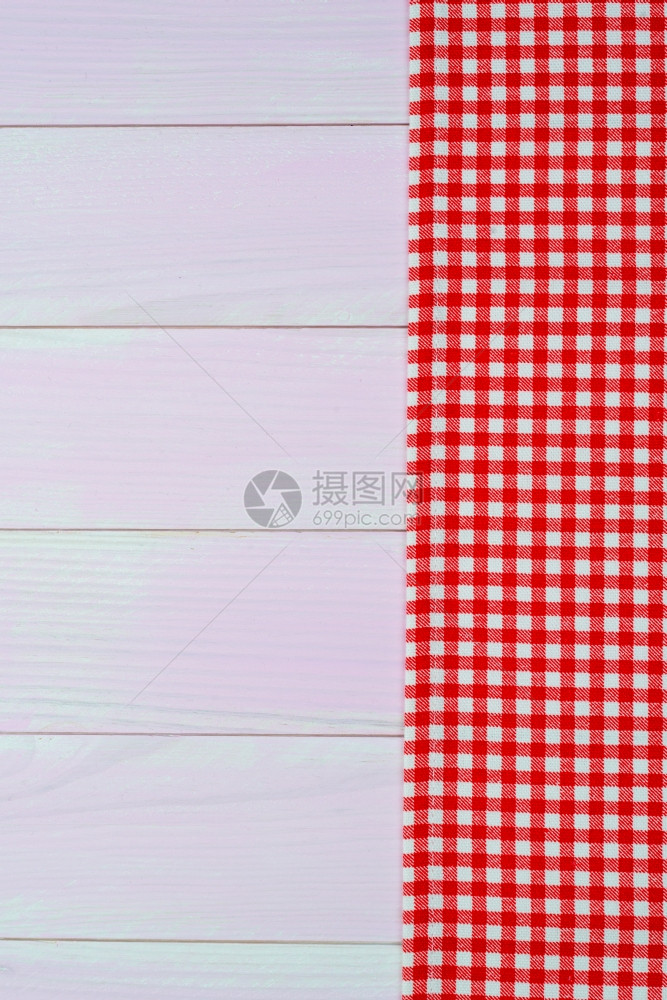 白毛巾和红放在木制厨房桌子上从面看图片