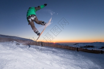 年轻人在山上滑雪图片