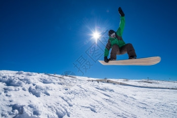 滑雪运动员在进行滑雪跳跃图片