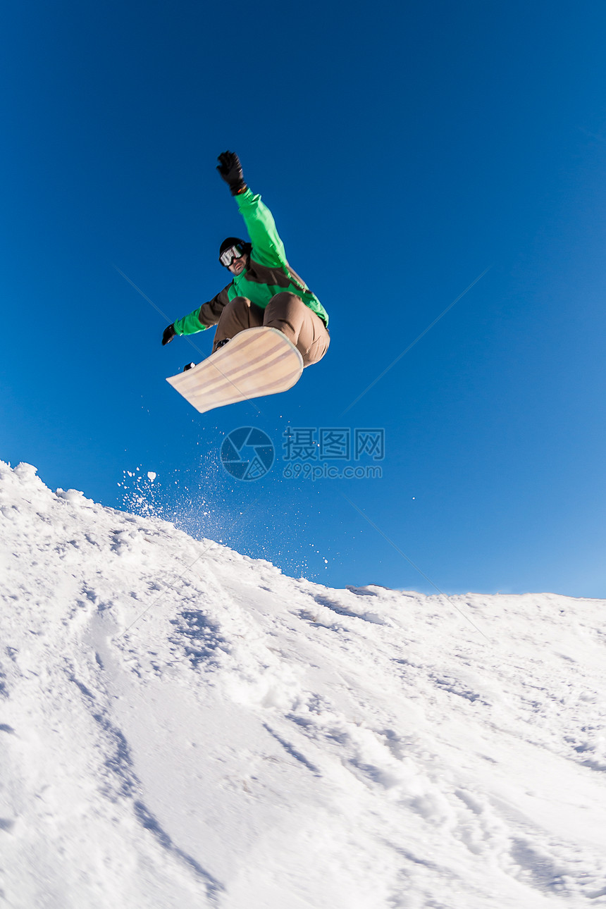 滑雪运动员对蓝天进行彻底的跳跃图片