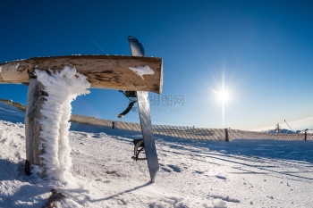 滑雪板倾斜在木轨上图片