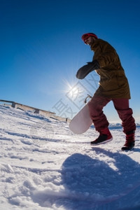 滑雪者在蓝天上穿过深厚的清新雪图片