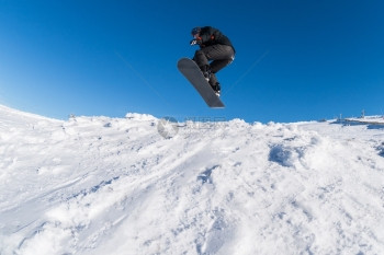 滑雪运动员对蓝天进行彻底的跳跃图片