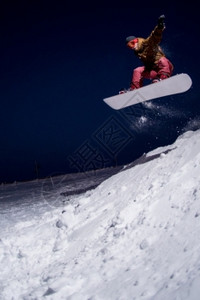 夜里跳雪的滑运动员图片
