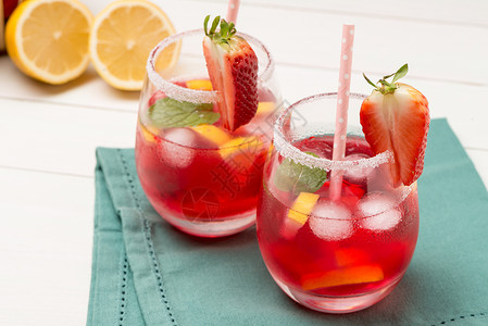 冷草莓饮料配有新鲜草莓和木本柠檬图片