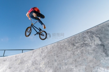 滑板场的Bmx桌顶图片