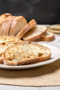 早餐吃面包蘸黄油加牛奶或咖啡图片