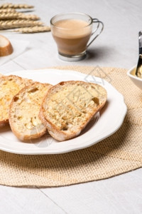 在面包上涂抹黄油饮食背景图片