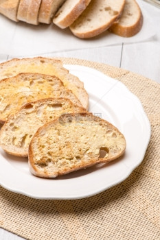 在面包上涂抹黄油饮食图片