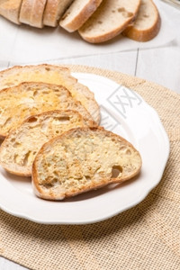 在面包上涂抹黄油饮食背景图片