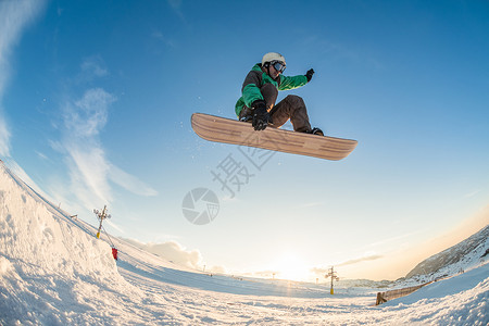 滑雪运动员对日落的天空进行彻底的跳跃图片