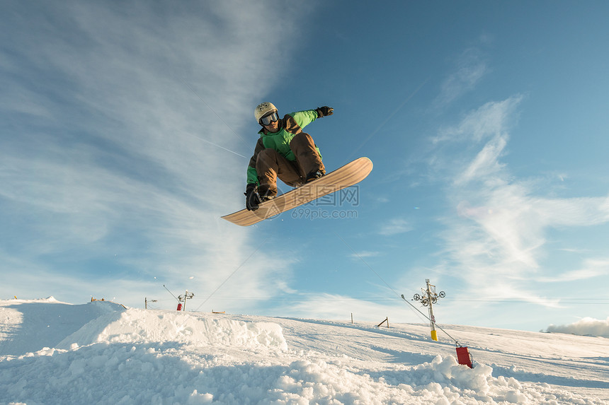 滑雪运动员对日落的天空进行彻底的跳跃图片