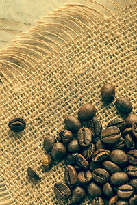咖啡豆在老式木制桌上背景图片