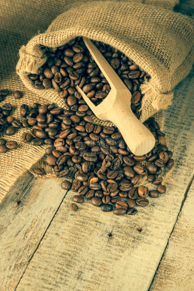 咖啡豆在老式木制桌上图片