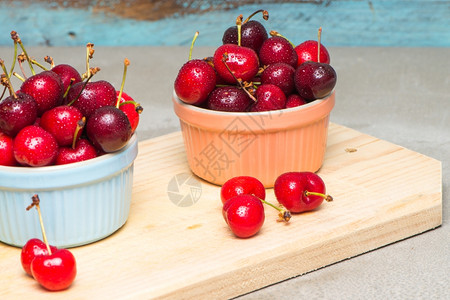 在厨房柜台的陶瓷碗里红色的成熟樱桃背景图片