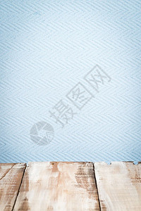 蓝色墙背景的木桌顶背景图片