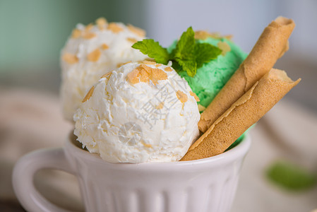 香草冰淇淋在古典风格的杯子里背景图片