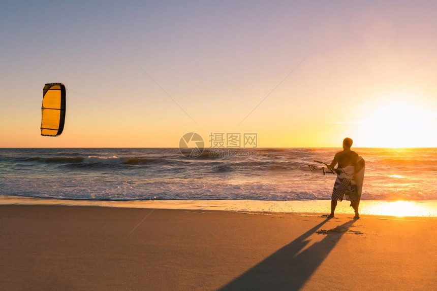 观看葡萄牙日落的海浪Kite冲者图片