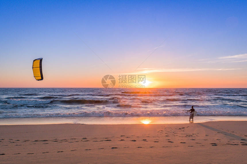 观看葡萄牙日落的海浪Kite冲者图片