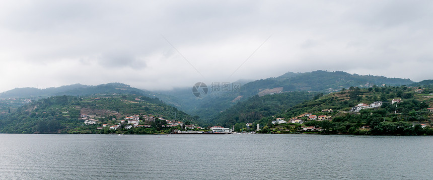 葡萄园在山上牙杜罗山谷的景象图片