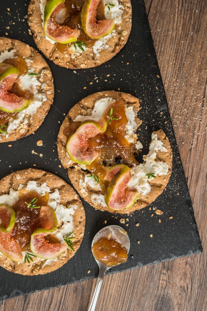 加奈普或克罗斯蒂尼多谷物奶油酪和无花果酱在板子上美味的开胃菜理想如薄饼图片