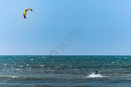 板鹞风筝在阳光明媚的天气里克思特弗骑着海浪背景