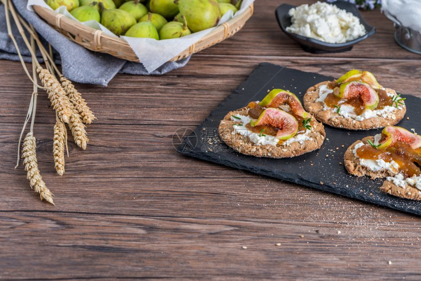 加奈普或克罗斯蒂尼多谷物奶油酪和无花果酱在板子上美味的开胃菜理想如薄饼图片