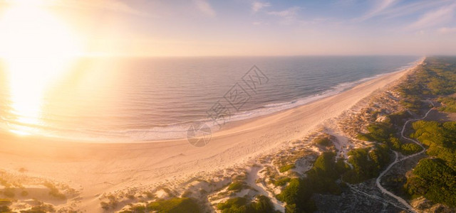 在葡萄牙阿韦罗的穆尔托萨Murtosa日落时的海滩和沙丘空中观察北图片