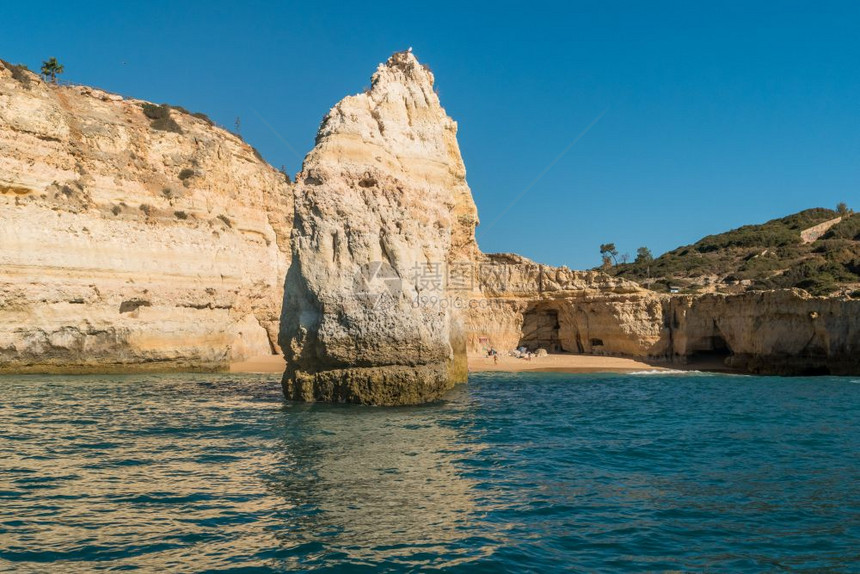 美丽的PraiadoCarvalho海滩和金色岩石悬崖葡萄牙图片