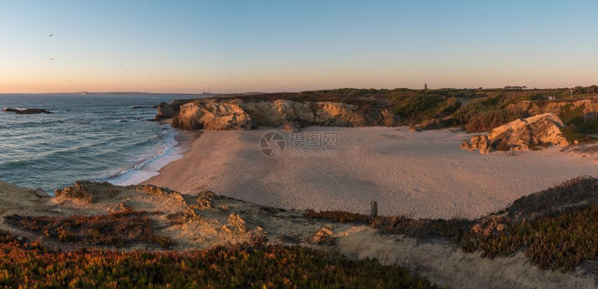 日落时葡萄牙波多科沃海滩的景观图片