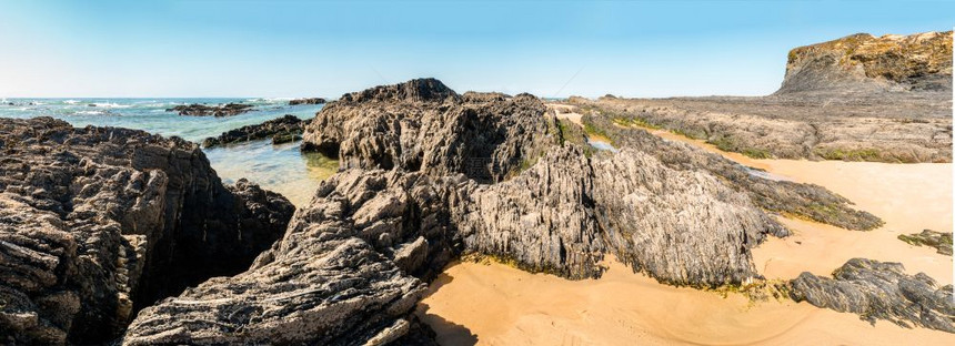 葡萄牙阿尔莫格拉夫阿伦特乔的岩石海滩图片