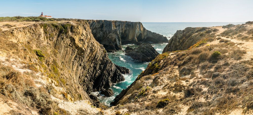 大西洋海岸悬崖在萨尔多角卡波萨尔多阿伦特乔葡萄牙图片