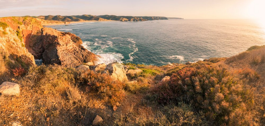 日落对伊斯兰渔民定居在庞塔多卡斯特罗由卡拉帕泰拉在阿尔杰祖尔葡萄牙夏季大西洋岩石海岸景观CostaVicentinaAlgarv图片