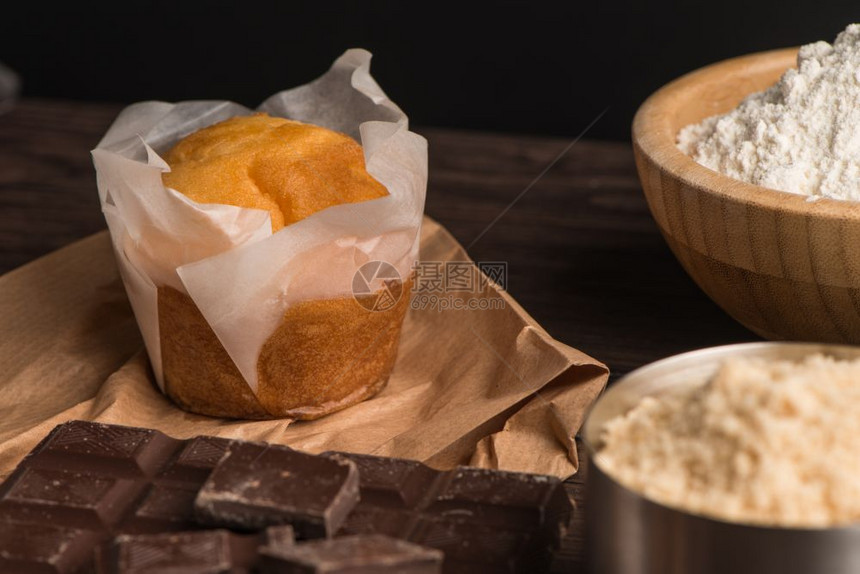 带有巧克力和烘烤原料的自制松饼图片