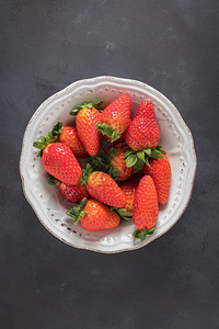 白陶瓷碗上的草莓图片