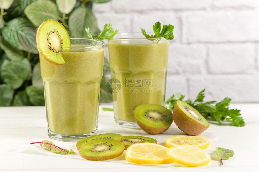 绿色蔬菜冰沙玻璃绿色蔬菜冰沙和原料基维柠檬和草药图片