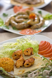 在富豪的桌边吃着鸡肉周围环绕着土耳其传统食品图片