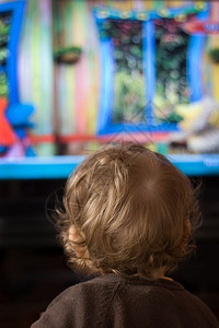 一个小孩在电视屏幕前背景图片