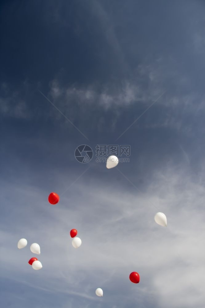 红色和白的芭蕾正在完美的蓝天空中飞翔图片
