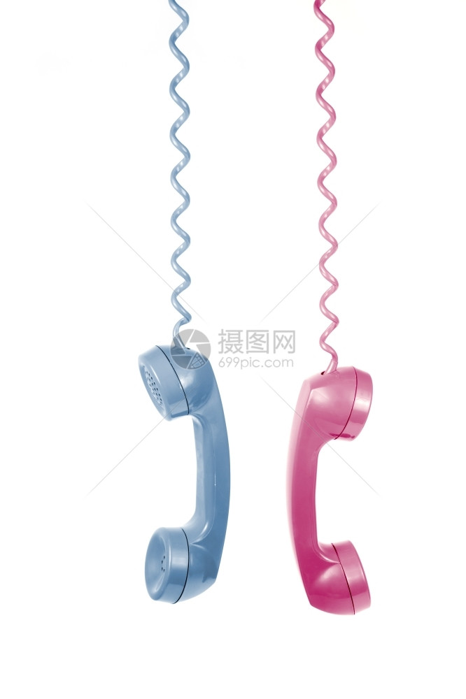 一个蓝色的和粉红旧式听筒挂在白色背景的上将误解的概念化图片