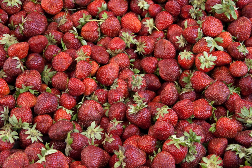 公开市场柜台的草莓图片