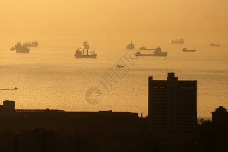 Bosphorus岛伊斯坦布尔日落时的船舶和建筑物Silhoutte背景图片