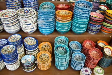 伊斯坦布尔一家礼品店的实证Iznik瓷砖工作碗和茶盘图片