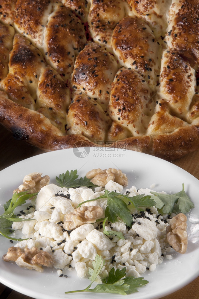 配满了奶酪油胡桃小叶子和新鲜卷饼的土耳其真品面包图片