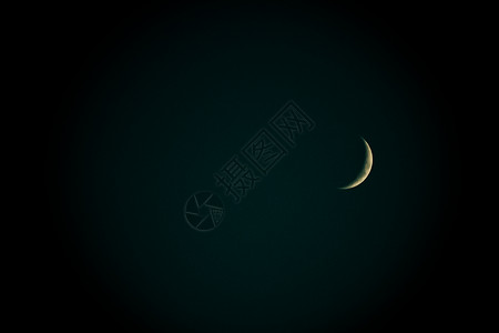 在安卡拉Golbasi日落后不久新月在无云天空的黑暗中图片