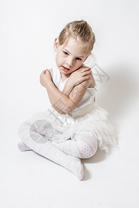 白色背景芭蕾舞训练中可爱的小金发芭蕾舞女图片