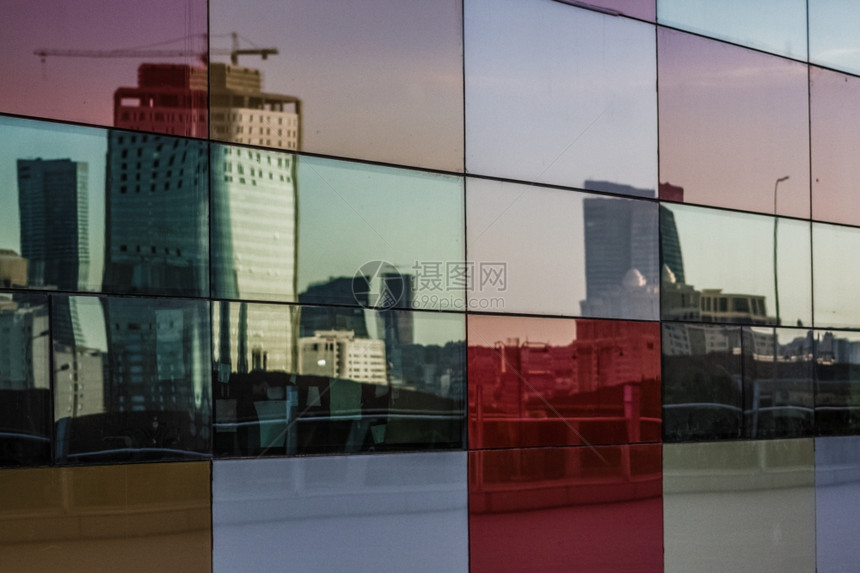 摩天大楼窗口中扭曲反射的日间视图图片